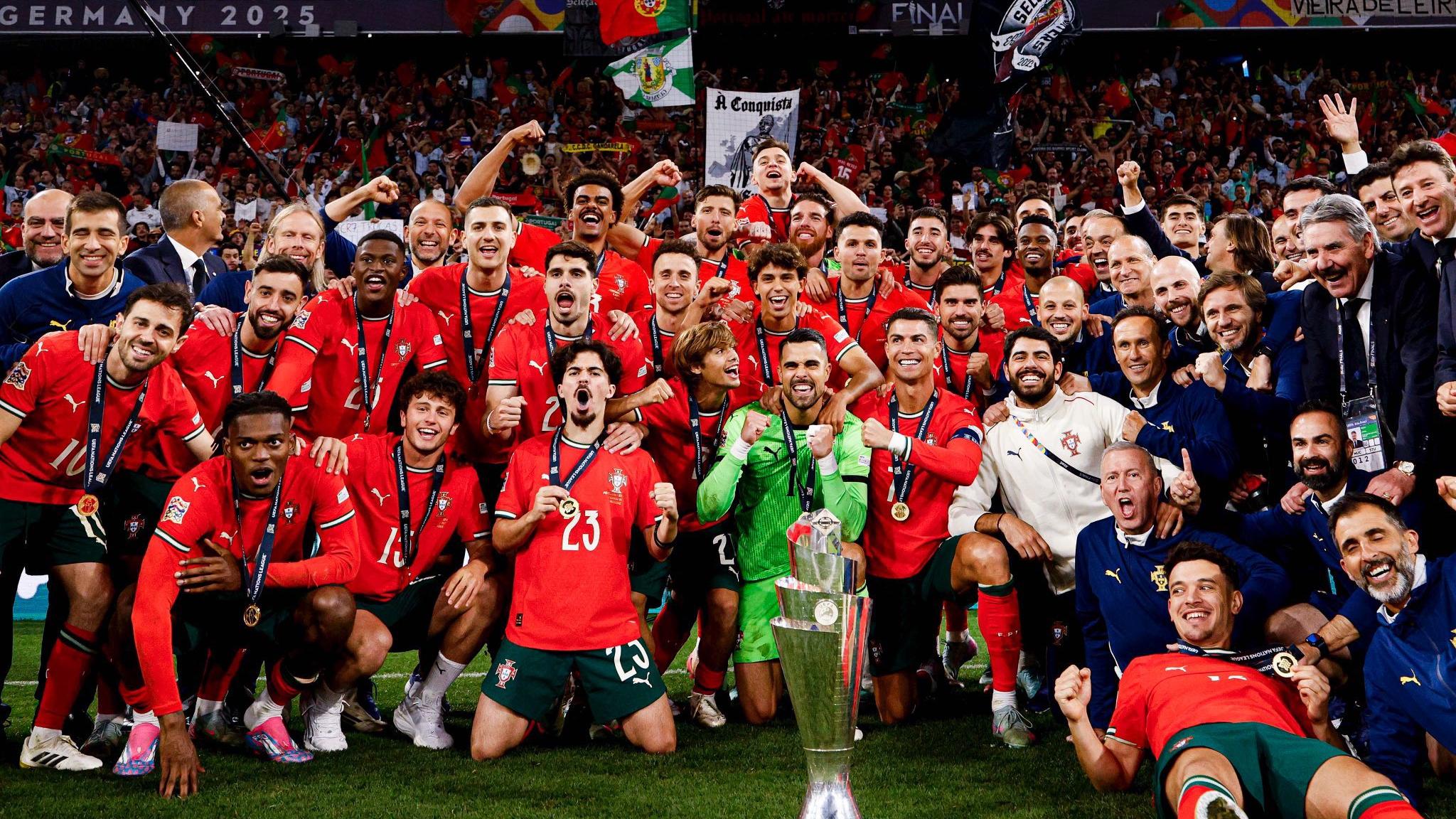 2026世界杯，荷兰球迷身穿橙色连体衣挤满看台